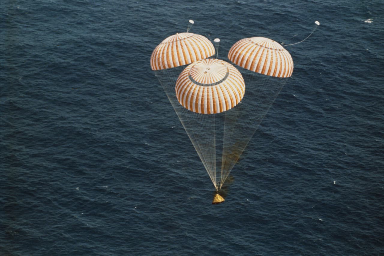 El momento en que la cápsula aterrizó en el océano Pacífico en 1972. Ahora la cápsula no se puede tocar, pero está inclinada para que los visitantes puedan mirar a través de la escotilla y ver los controles.
<br>