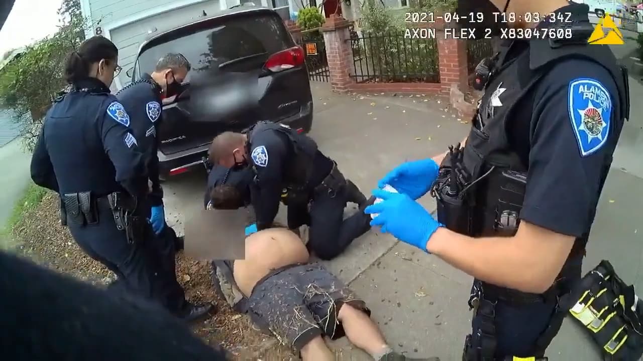 5 minutos contra el piso: video muestra la detención de un hispano que murió tras ser sometido por la policía