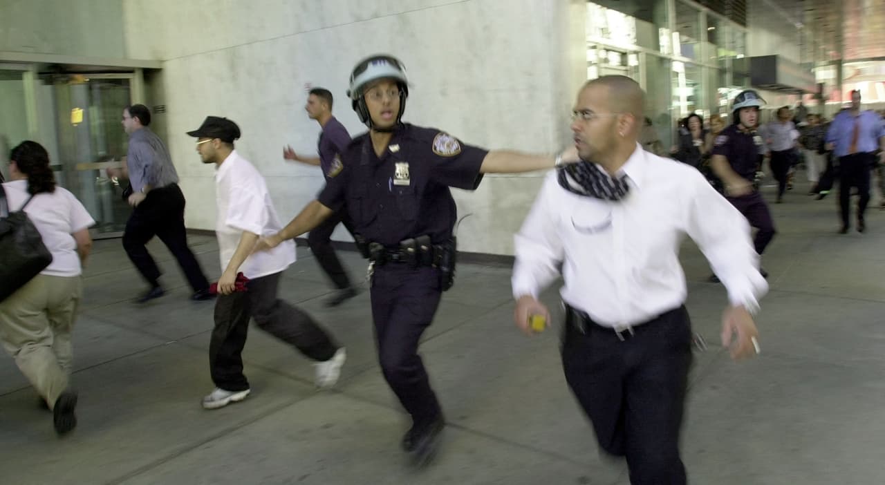 Policías y civiles por igual terminaron huyendo del colapso de las estructuras, una eventualidad que pocos previeron y que causó la muerte a decenas de rescatistas que estaban dentro de los edificios en las labores de socorro.