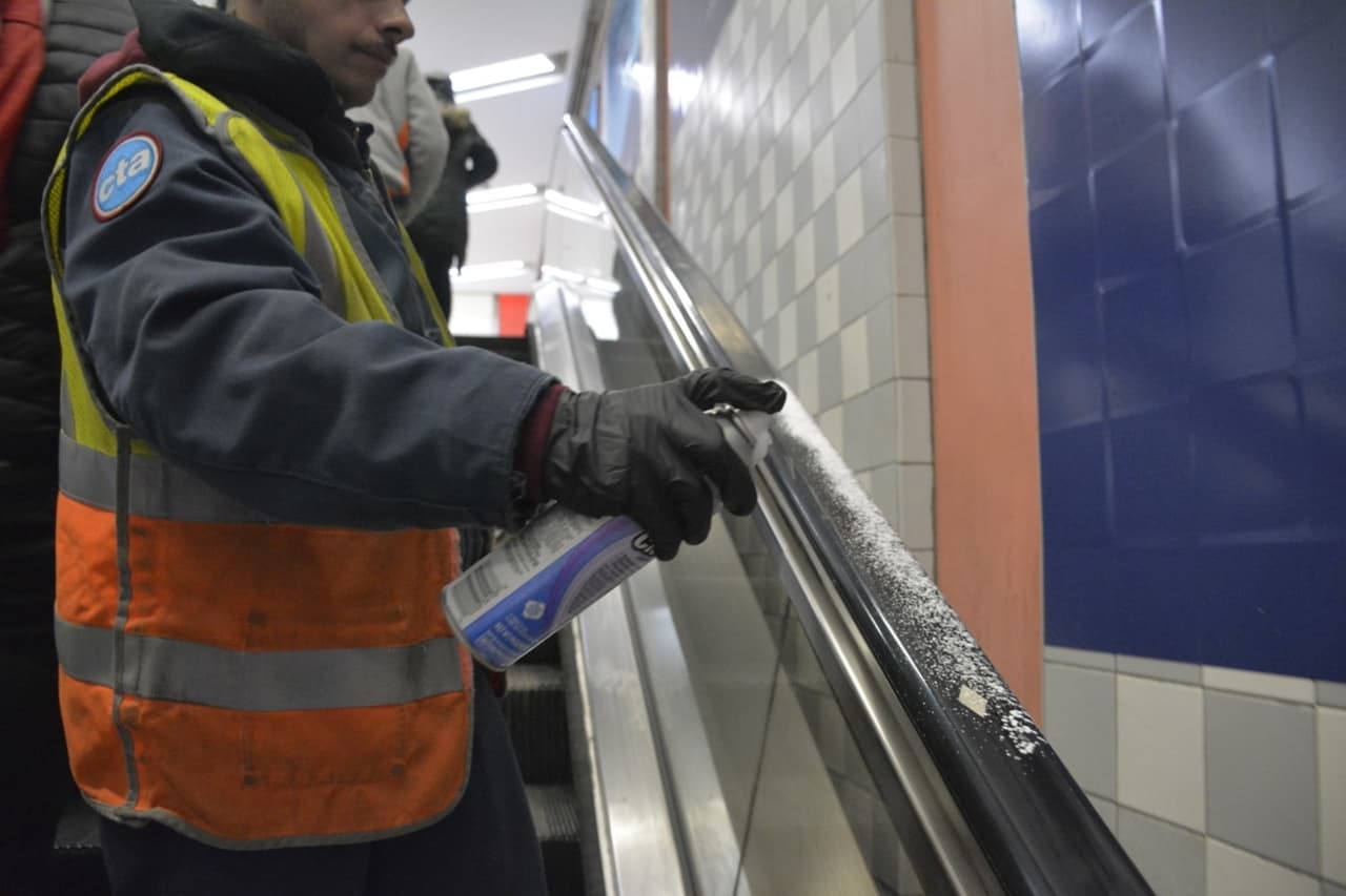 Diana Cabrales viaja todos los días en la línea rosa. Ella es solo una de las mas de un millón de personas que diariamente utilizan la CTA.
<br>
<br>
<b>"La verdad aquí están un poquito mas limpios que en otras líneas, pero siempre esta bien ocupado, dijo Cabrales. "Siempre estas bien cerca de otras personas. Eso es lo que no me gusta during the rush hour".</b>