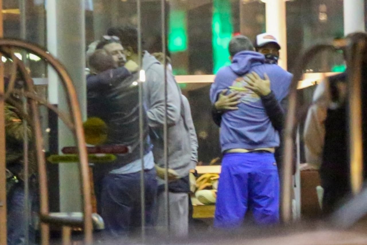 El resto de la banda también fue recibida con abrazos en medio de la tristeza.