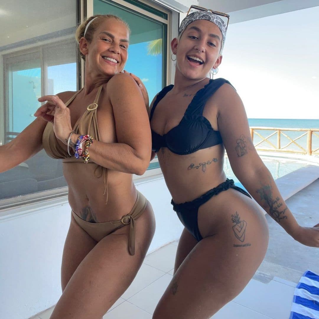 <a href="https://www.univision.com/radio/radio-nacional/conoce-a-la-hija-de-niurka-marcos-se-llama-romina-y-ya-genero-polemica-en-los-medios-fotos" target="_blank">Niurka Marcos y su hija Romina</a>, dejaron sin aliento a sus fanáticos tras posar con unos diminutos bikinis recibiendo el 2022