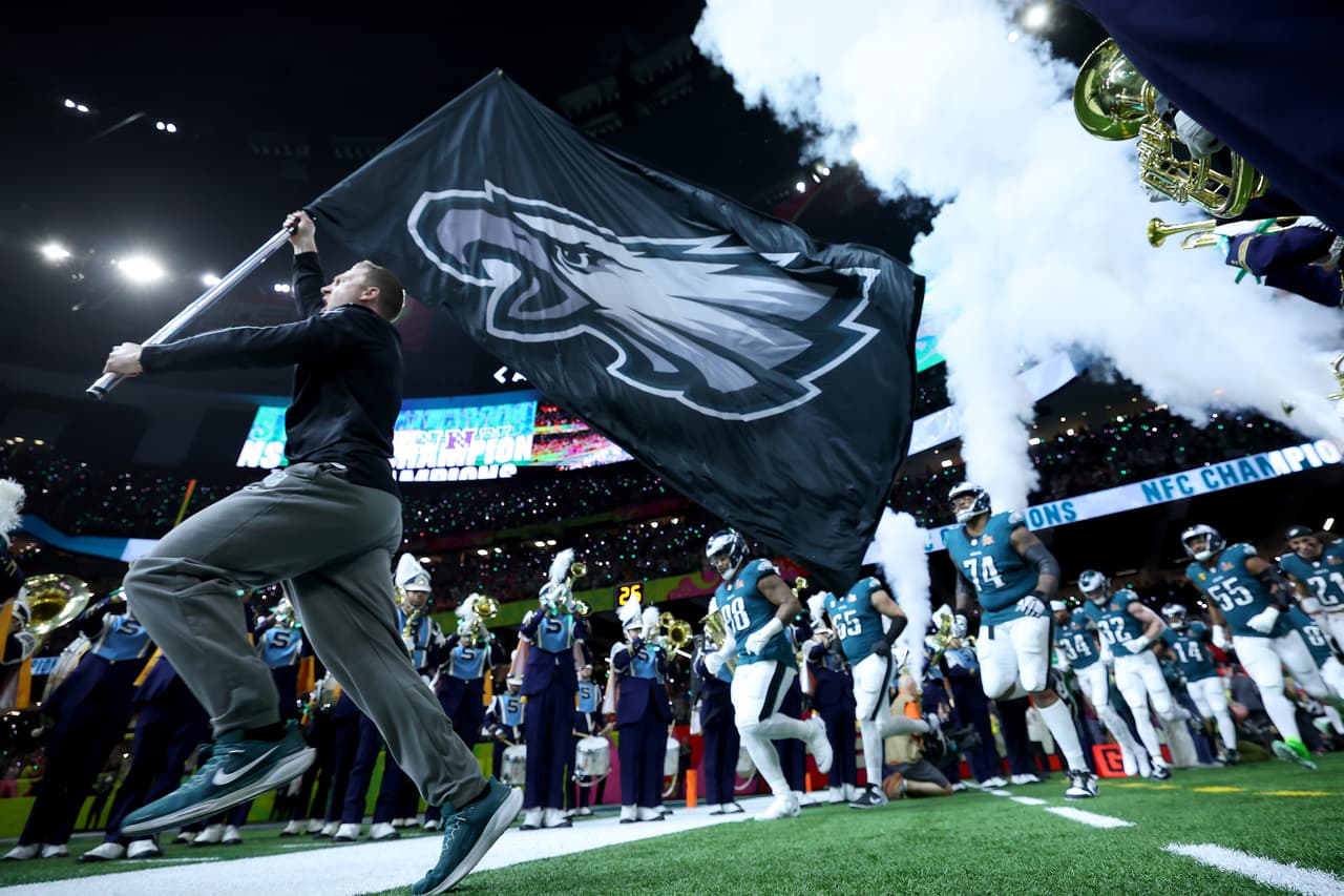 Los Philadelphia Eagles entran al campo antes del Super Bowl LIX.