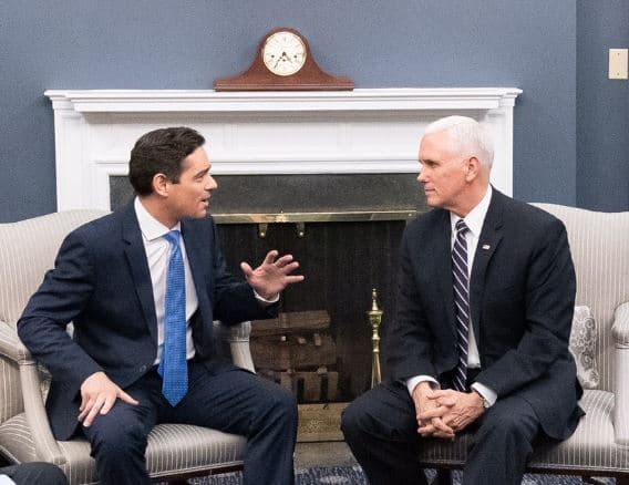 <b>Carlos Vecchio,</b> encargado de negocios Venezuela. Fue escogido por el parlamento venezolano para que represente al gobierno de Juan Guaidó en Washington DC. En la fotografía junto al vicepresidente Mike Pence, tomada el 29 de enero en la capital.