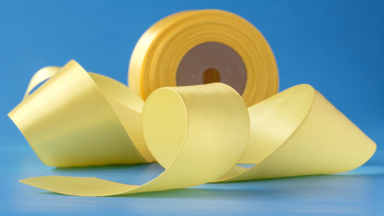 <b>Cinta adhesiva. </b>Este es uno de los trucos que puedes emplear si tienes a la mano este material y mucha prisa. Sólo tendrás que enrollar al menos tres capas de cinta en tu mano, quedando la parte adhesiva al exterior, la cual pasarás por toda la prenda en repetidas ocasiones. Esto eliminará la pelusa suelta y los pelitos de las mascotas.