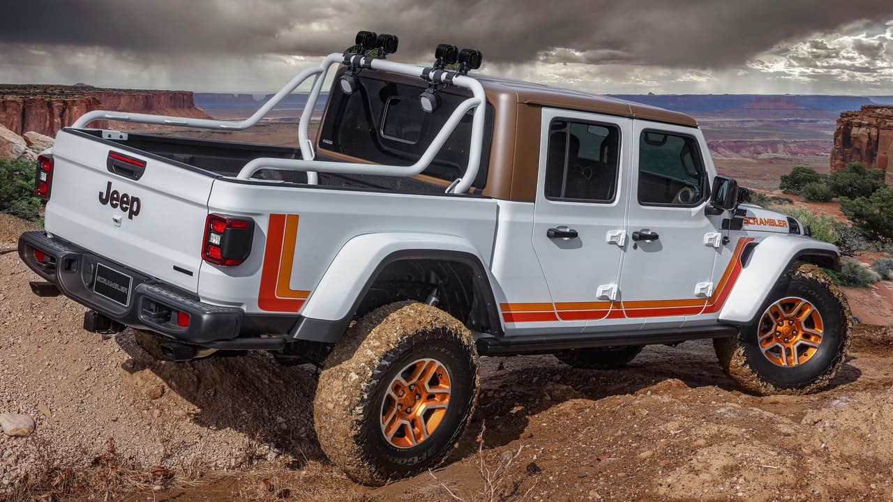 En este concepto, el factor nostalgia es tan importante como las modificaciones y conversiones hechas a la Jeep Gladiator Rubicon para convertirla en la JT Scrambler. Entre ellas conseguimos la inclusión de un juego de cuatro luces LED de cinco pulgadas instaladas la barra antivuelco, más otras dos colocadas en los pilares frontales. Para completar el sistema de iluminación suplementario conseguimos dos luces LED adicionales de siete pulgadas que proporcionan 8,000 lúmenes de flujo luminoso.