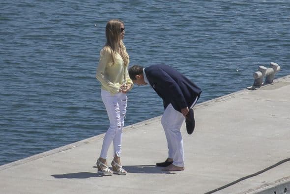 Esperaron por la llegada de un yate.