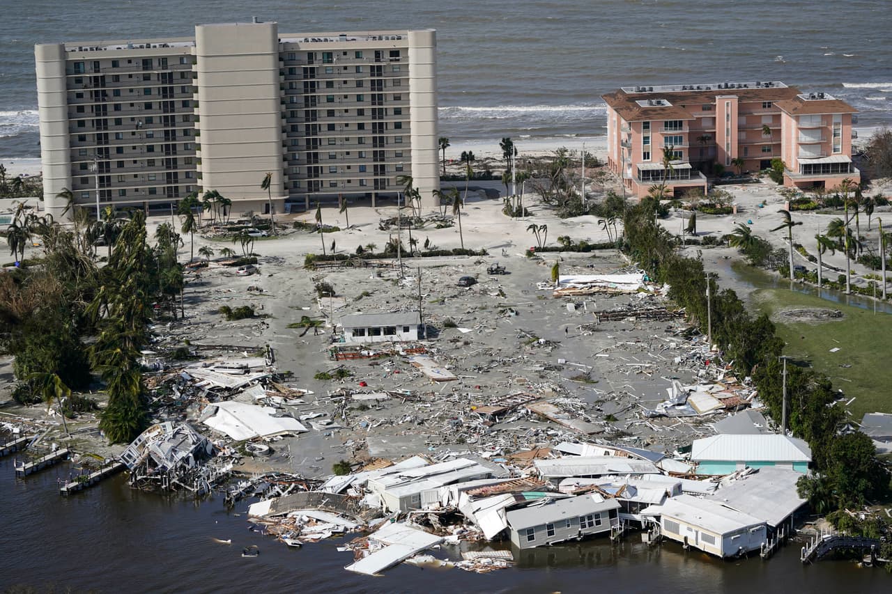 Otra imagen aérea de la zona destruida. Las autoridades dicen que la lluvia y el desbordamiento de los ríos sumado a las marejadas han causando las graves inundaciones. El gobernador 
<a href="https://www.univision.com/local/puerto-rico-wlii/temas/ron-desantis">Ron DeSantis</a> indicó en su conferencia de prensa este jueves por la mañana que las marejadas ciclónicas causadas por el huracán Ian han sido de una magnitud "no vista".