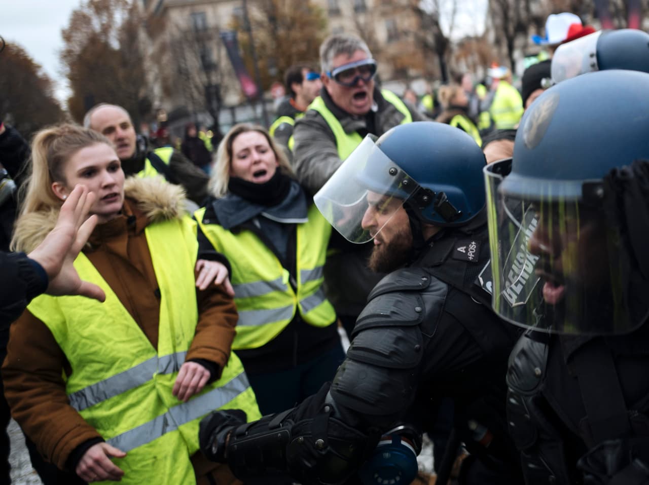 Los 'chalecos amarillos' se enfrentan a los oficiales de policía en la avenida Champs-Elysees. AP/Kamil Zihnioglu.
<br>
