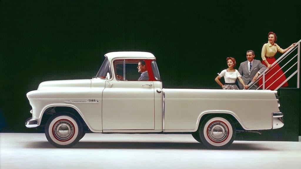 <h3 class="cms-h3-H3"><b>Chevrolet Cameo Carrier 1955</b></h3>
<br>
<br>La Chevrolet Cameo Carrier de 1955 es una de las pickups antiguas más significativas desde un punto de vista histórico. Por primera vez uno de estos vehículos era diseñado bajo los mismos parámetros utilizados para el diseño de autos de pasajeros, lo que se refleja en los estilizados arcos de ruedas, su parabrisas panorámico envolvente (de moda en los autos más modernos de la década de los 50) y en su parachoques frontal envolvente. La Cameo Carrier también tenía 33% más cristal que cualquier otra pickup de sus días y fue la primera pickup Chevrolet en utilizar un motor V8. Lamentablemente su alto precio impidió que tuviese el éxito comercial que merecía, lo que irónicamente ha ayudado a que hoy sea uno de los autos americanos de colección más valiosos de hoy en día.