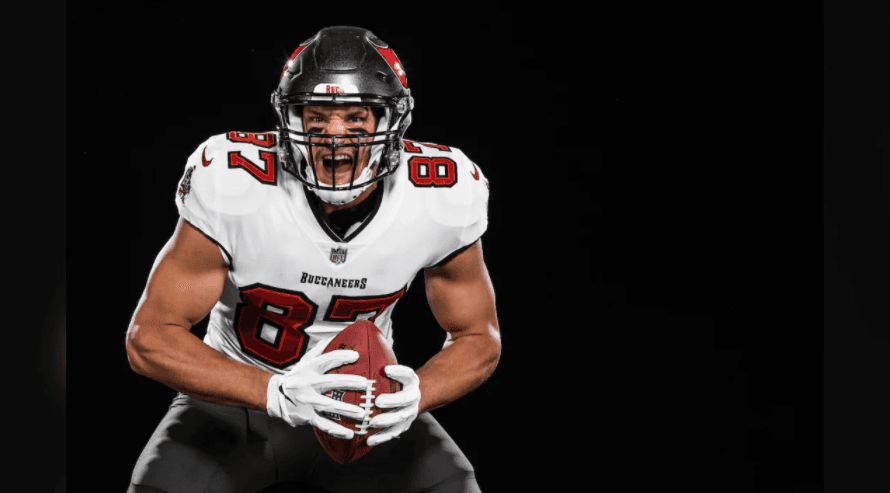 Con su número 87, así posó Rob Gownkowski con el uniforme de los Bucs por primera vez.