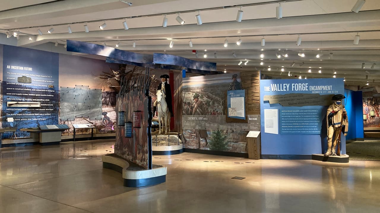 Las exhibiciones y los artefactos en el Centro de visitantes, así como las cabañas replicadas y la sede original, cuentan la historia del invierno fundamental que soportaron Washington y sus tropas.