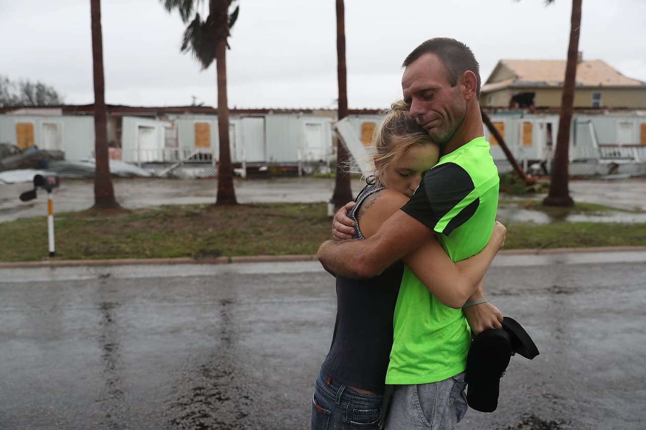 Los habitantes de Rockport Jessica Campbell y Jonathan Fitzgerald, luego del paso del huracán Harvey que devasto la ciudad.
