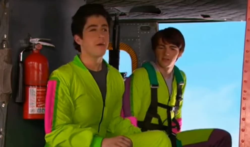 Mientras Drake era el chico popular de su escuela gracias a sus habilidades con la música, Josh era un estudiante de honor, con pocos amigos y mala suerte con las chicas.