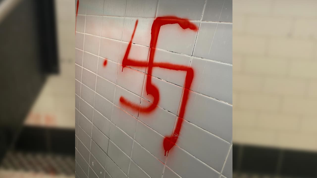 Si los daños implican 
<b>un gasto mayor a los 400 dólares se considera un delito</b>, dice el vocero de la policía. Si existe evidencia en contra de un sospechoso, entonces podría se arrestado por vandalismo.