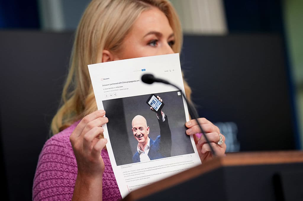 Leavitt con una imagen de Bezos. (Photo by Andrew Harnik/Getty Images)