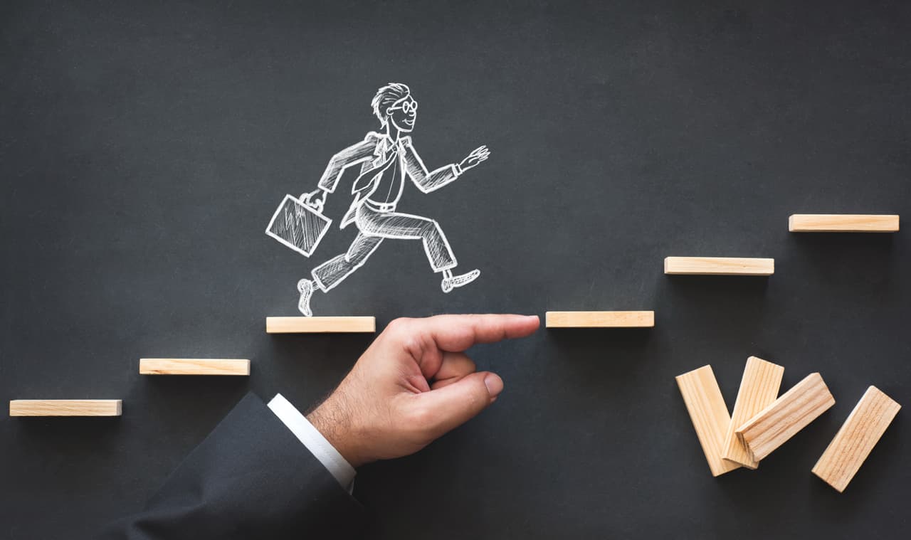 No será fácil si te dejas vencer, pero si te sobrepones a las dificultades será entonces un año excelente. Recuerda, lo principal es que cuando haya una demora o surja un contratiempo y te caigas, te levantes y sigas, con esa actitud tendrás un año excelente, y todo esto se aplica a todas las esferas de tu vida, incluyendo la sentimental en la que, si te caes, te levantas.
<br>