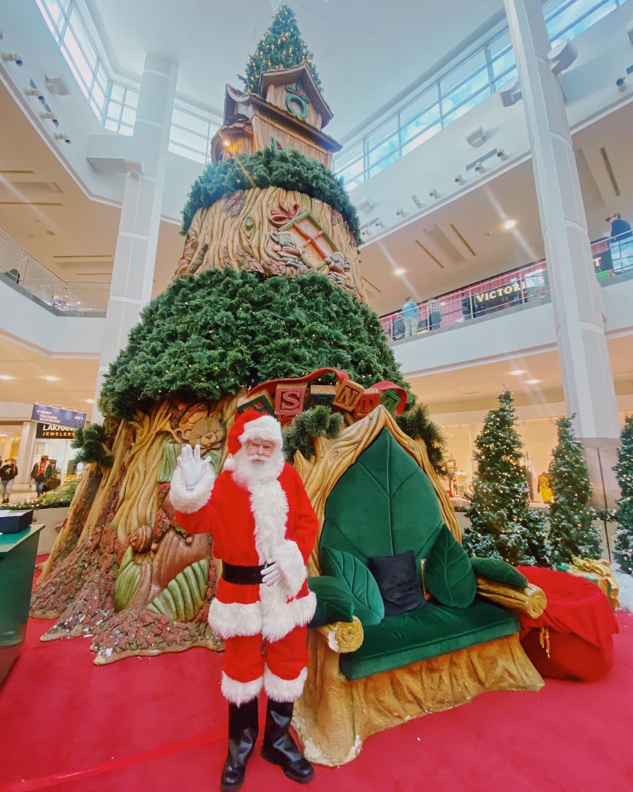 <b>Lugar</b>: Triangle Town Center
<br>
<b>Fecha</b>: Hasta el 24 de diciembre
<br>
<b>Dirección:</b> 5959 Triangle Town Blvd. Raleigh, NC
<br>
<b>Sitio web</b>: 
<a href="https://www.triangletowncenter.com/event/Photos-with-Santa/2145577618/">https://www.triangletowncenter.com/event/Photos-with-Santa/2145577618/</a> 
<br>
<br>Se recomienda hacer reservaciones en este centro comercial para tomarse fotos con Santa, aunque también se aceptan personas sin cita.