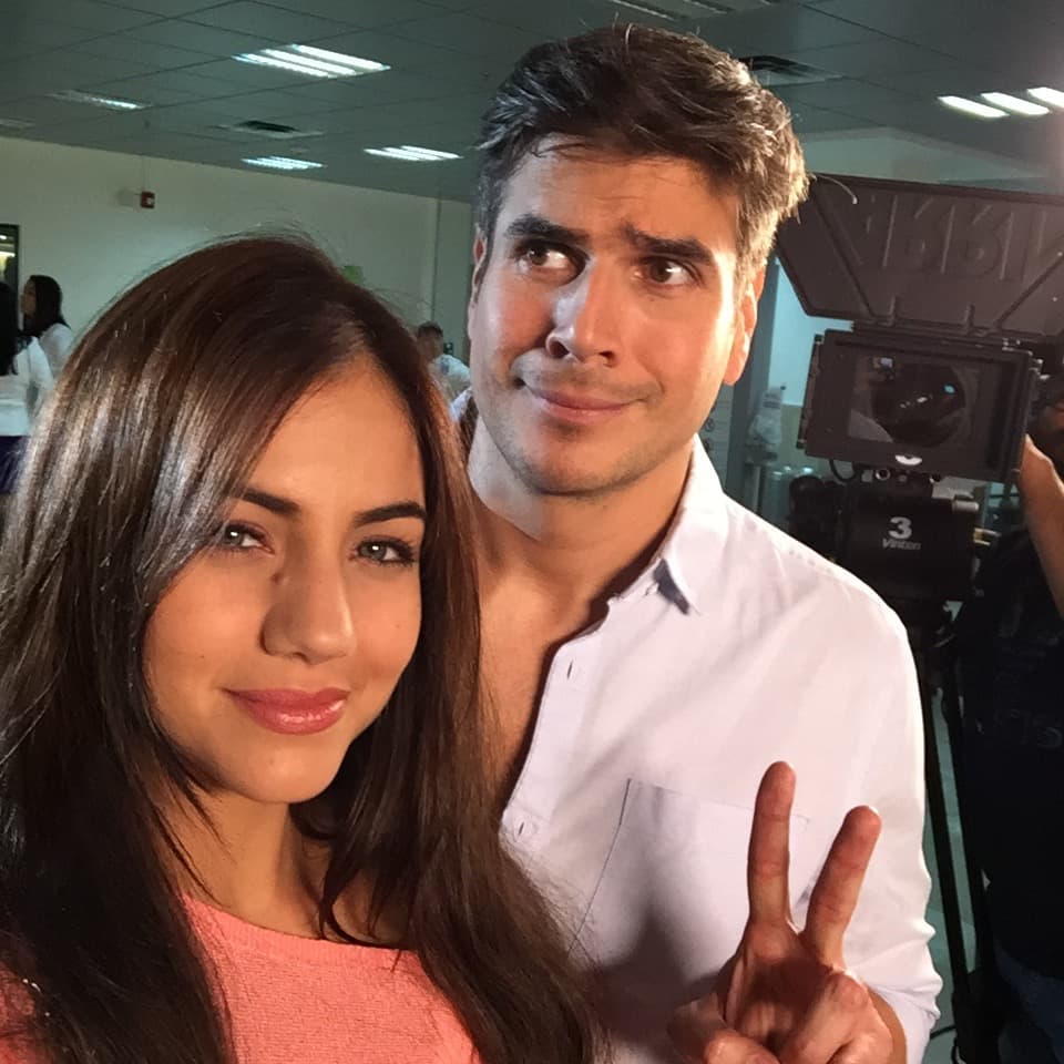 ¿Por qué haces esa cara Daniel? ¡Sonríe, estás con Ela!