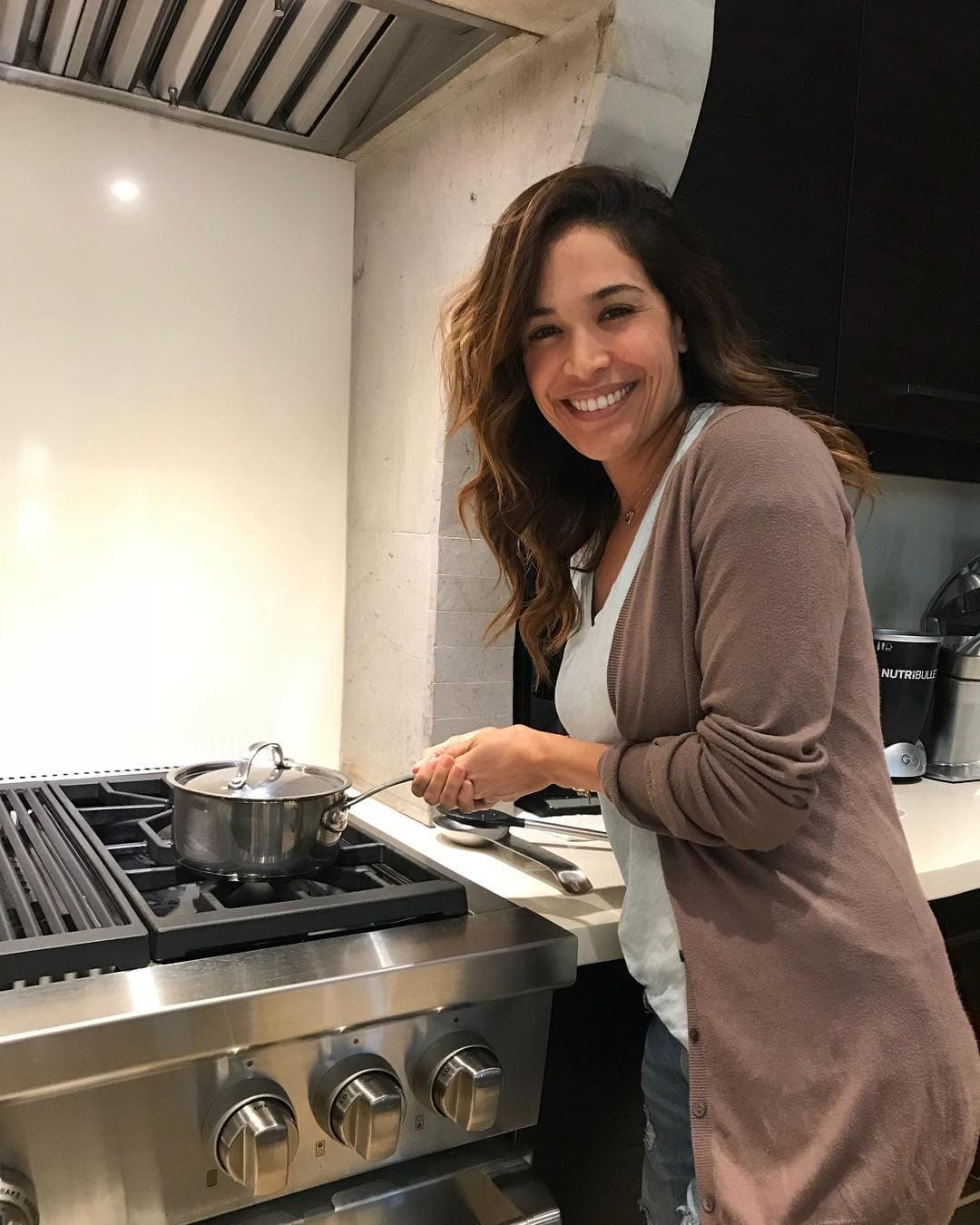 Con esta sonrisa en su rostro comparte sus platillos de cocina en su blog karlamartínez.tv, donde aborda temas de moda, belleza y gastronomía.