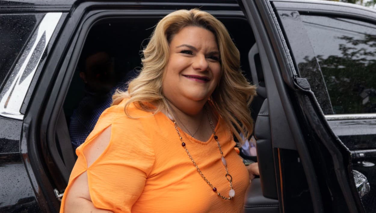 Gobernadora regresa a España en misión comercial, "copiando" política de Trump