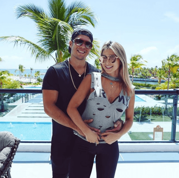 <b><a href="https://www.univision.com/famosos/chyno-miranda-quedo-paralitico-tras-un-mes-de-rehabilitacion-esta-mejor-y-mas-fortalecido">Chyno Miranda</a> </b>y
<b> <a href="https://www.univision.com/shows/primer-impacto/la-irrespete-chyno-revela-que-hace-mas-de-un-ano-ya-no-esta-con-su-esposa-video">Natasha Aros</a></b> estuvieron rodeados de rumores por varias semanas sobre el fin de su relación y fue hasta este mes de septiembre que admitieron estar separados.