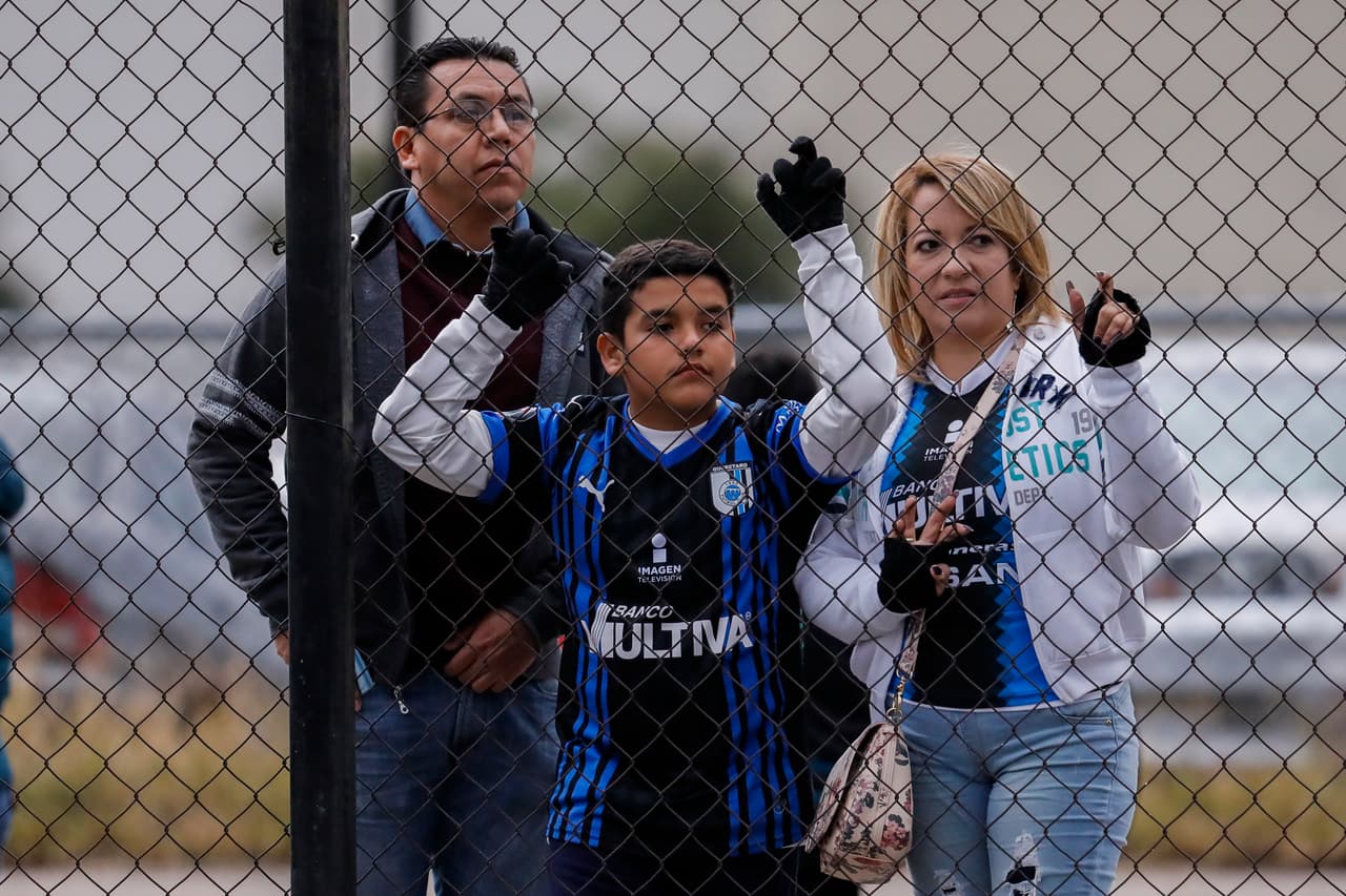 La afición queretana con mucha esperanza y esperando ver a sus jugadores favoritos para desearles buena fortuna.