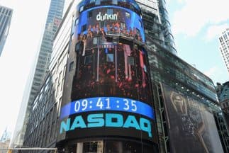 El Nasdaq supera 5,000 puntos por primera vez en 15 años 