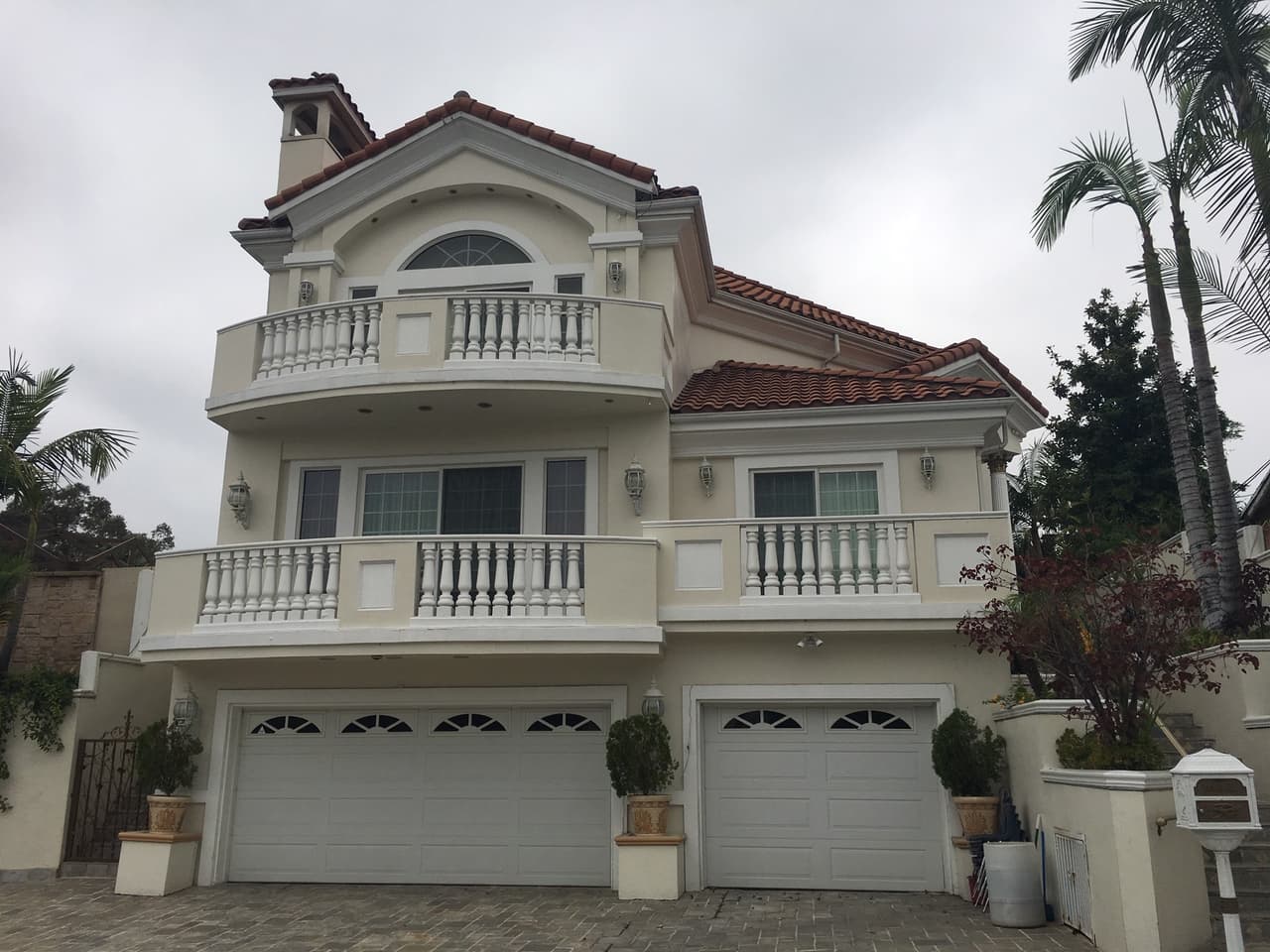 Varios dispositivos electrónicos que pertenecen a Joaquín García y a sus dos presuntas cómplices fueron decomisados por las autoridades en esta lujosa residencia blanca en la cual solía quedarse. Vale más de $842,000 y está frente al templo de La Luz del Mundo en el Este de Los Ángeles.