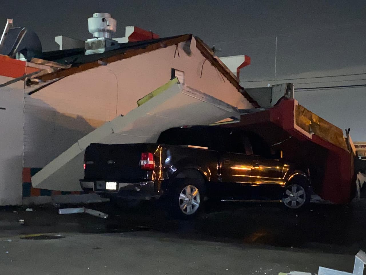 Incluso algunos techos de viviendas que volaron e impactaron automóviles.