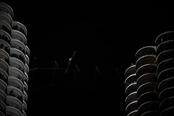 La caminata, que puso los nervios de punta a los seguidores de Wallenda, duró un poco menos de siete minutos.