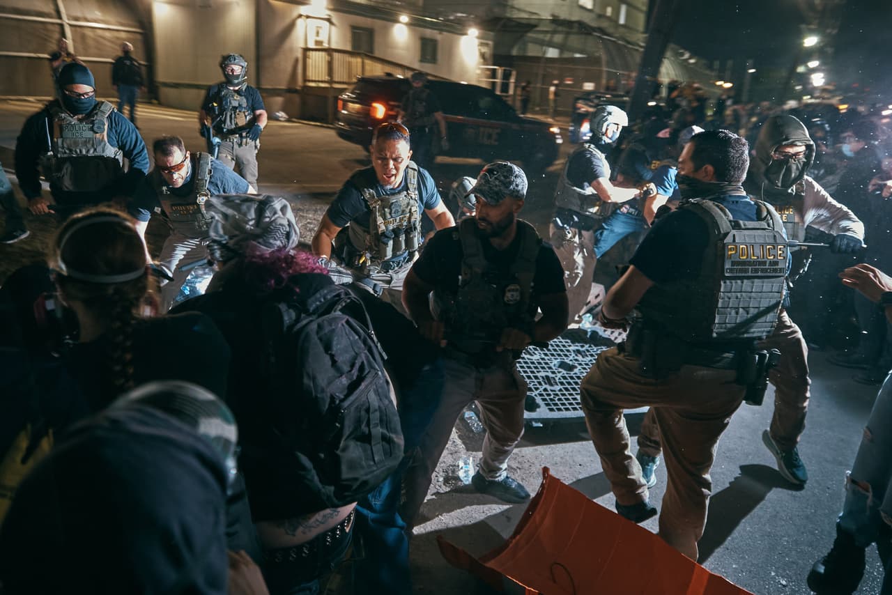 Manifestantes se enfrentan a agentes del ICE a las afueras del centro de detención Delaney Hall mientras se manifiestan cerca de las puertas de entrada, el miércoles 27 de mayo de 2026, en Newark, N.J. (Foto AP/Andres Kudacki)