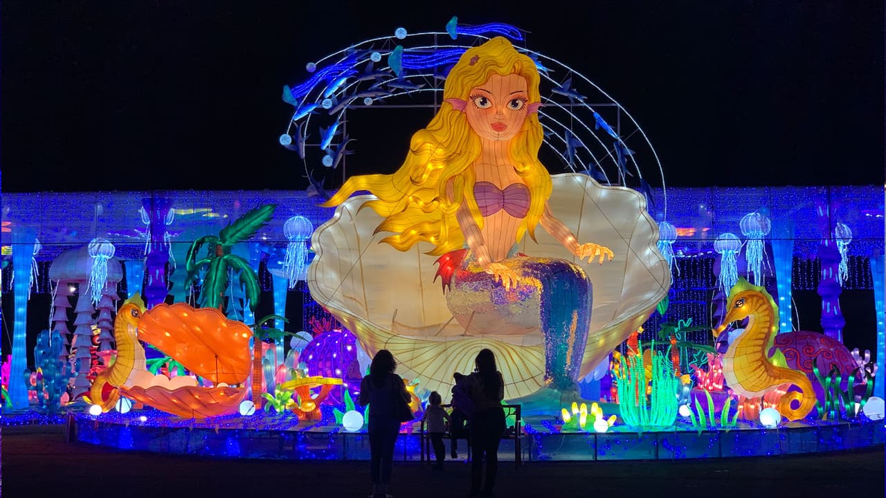 No podía faltar la increíble sirenita postrada en su gruta.