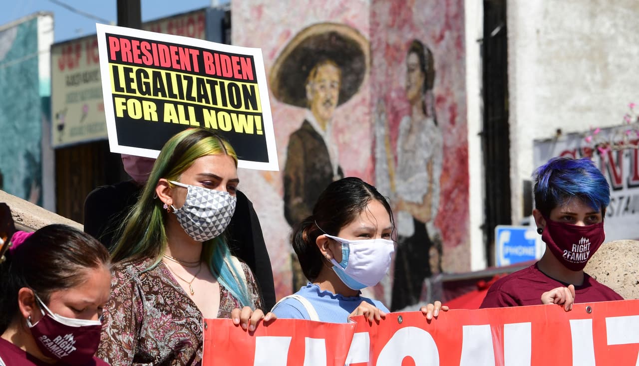 <b>¿Por qué no todos los indocumentados?</b>
<br>
<br>La iniciativa de los congresistas busca ser lo más justa posible, enfocándose en aquellos indocumentados más expuestos a los contagios de covid-19. Los
<a href="https://www.ncbi.nlm.nih.gov/pmc/articles/PMC7241973/" target="_blank">Institutos Nacionales de Salud de los Estados Unidos</a> señalan que, por la naturaleza de sus empleos, los empleados esenciales y sus familias son más propensos a contagiarse de coronavirus y, en consecuencia, contribuyen al impacto desproporcionado que la pandemia tiene en las comunidades de color.