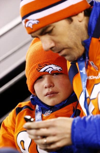 Un fan de los Broncos de Denver muestra su decepción ante la derrota de su equipo.