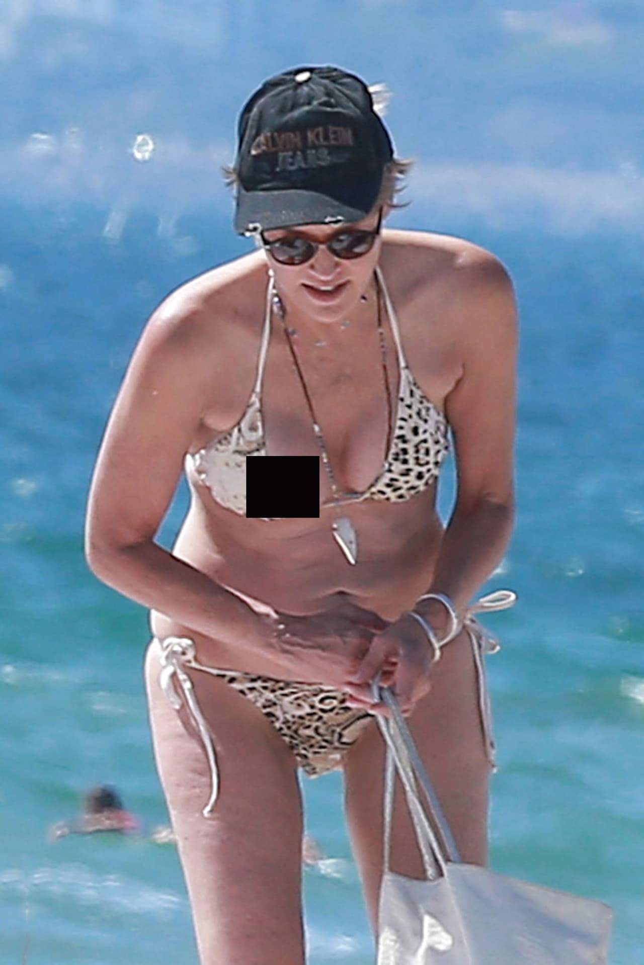 Su top se movió y dejó a la vista parte de sus senos.