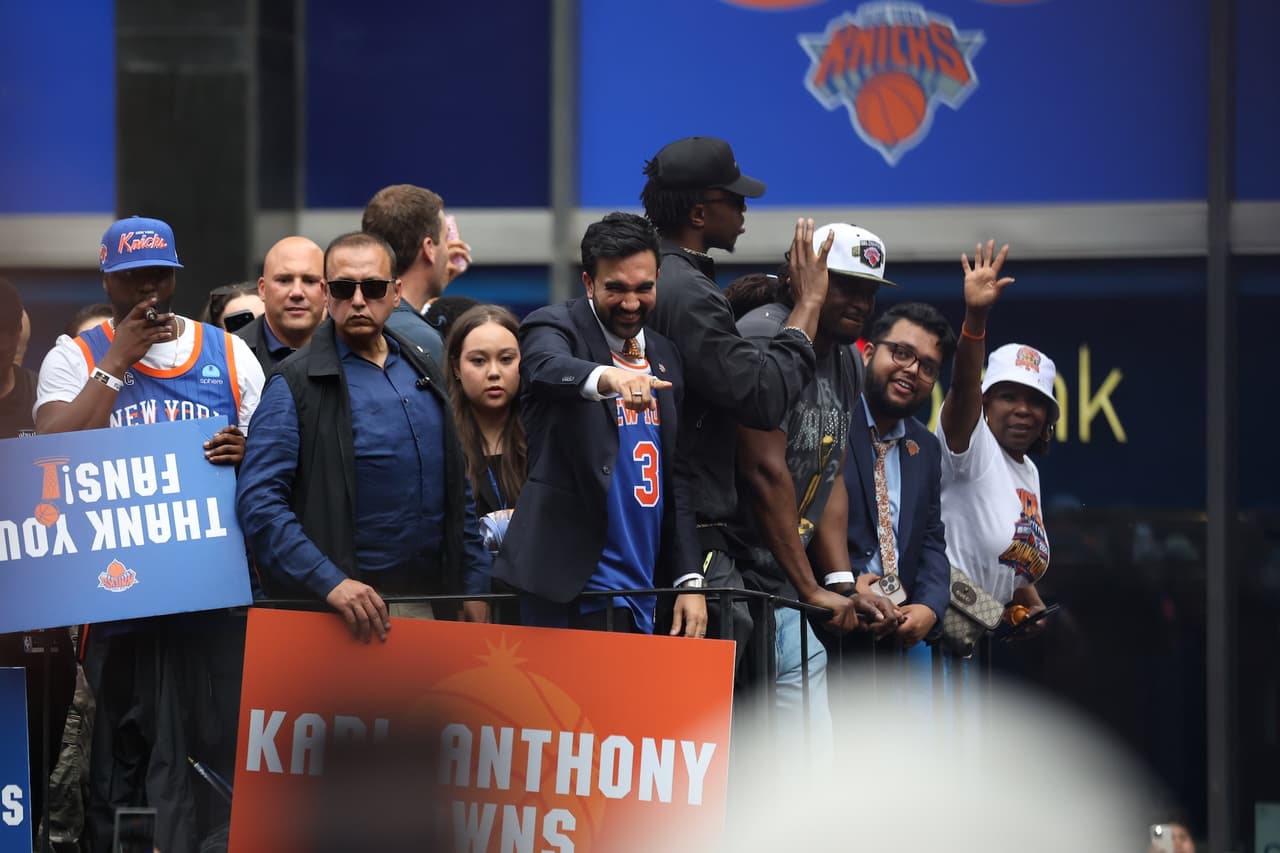 Entre las leyendas presentes destacó Walt “Clyde” Frazier, campeón con los Knicks en los años 70, quien desfiló en un descapotable luciendo sus anillos. Mike Breen fungió como maestro de ceremonias y Ben Stiller documentó todo.