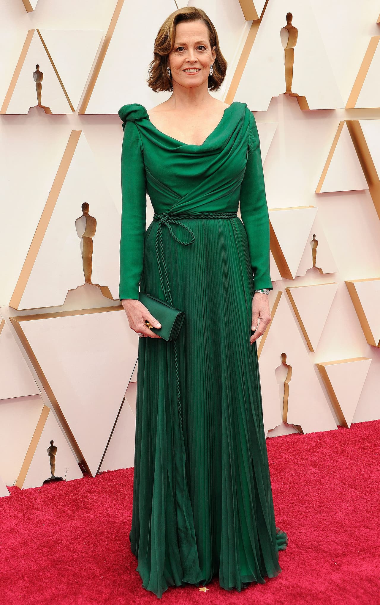 Otra que decidió lucir en todo su esplendor sus 7 décadas fue la actriz Sigourney Weaver, que llevó un largo vestido drapeado de Dior en verde esmeralda.
