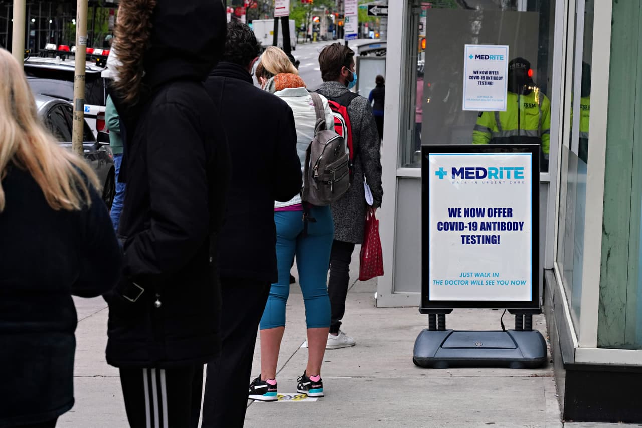 <b>5. Régimen de pruebas:</b> Se debe implementar un sistema de pruebas que priorice a las personas sintomáticas y a quienes puedan tener el virus por entrar en contacto con una persona contagiada.