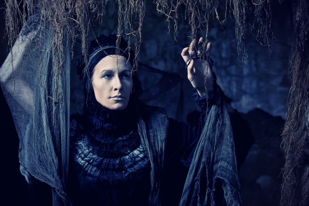 Desde entonces, supuestamente en noches de luna llena, las monjas cuentan que pueden escuchar lamentos y ver el cuerpo de la joven ahorcada, balancéandose sobre el árbol.