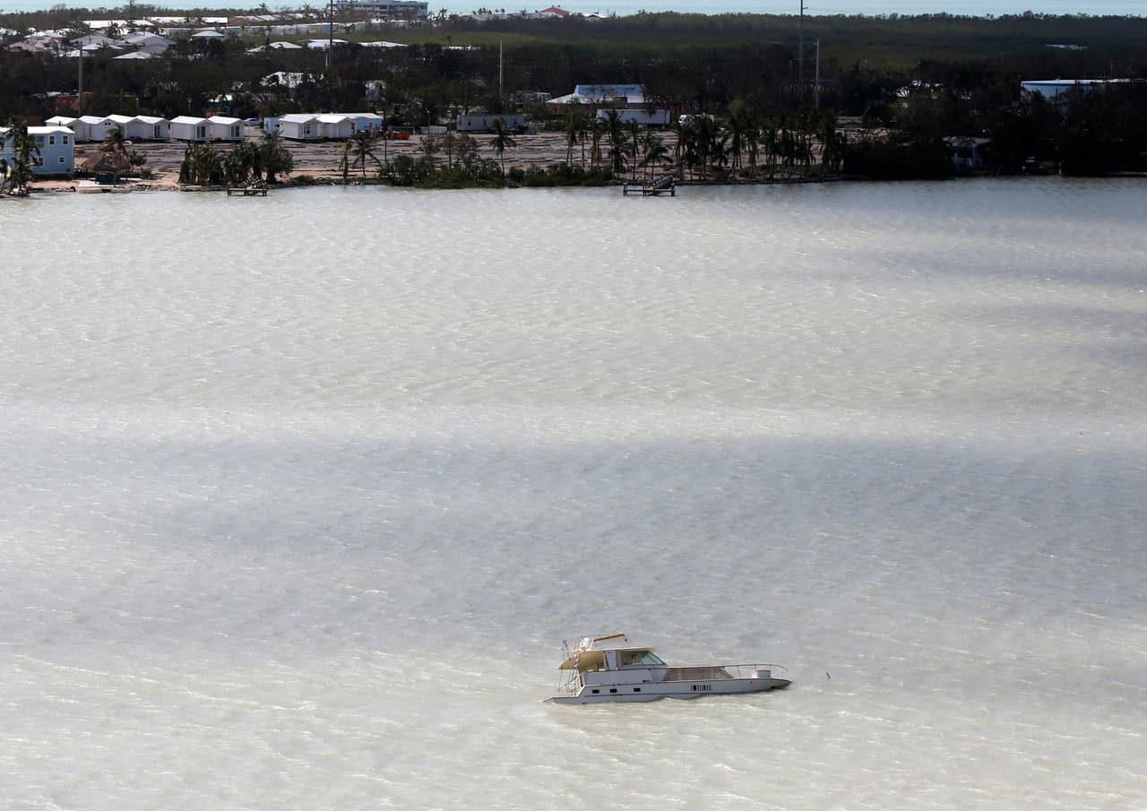 Esta sumatoria de más de 100 pequeñas islitas tienen una población que, según el censo de 2010, era de más de 73,000 personas. Un barco parcialmente hundido frente a las costas de Key Largo.