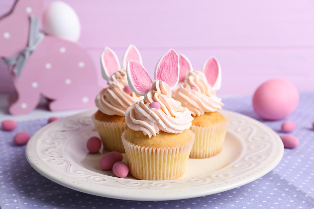 Nada más divertido y delicioso que hacer unos simpáticos cupcakes en forma de conejo para este temporada. Los más pequeños de la casa los disfrutarán en grande y lucirán sencillamente encantadores.