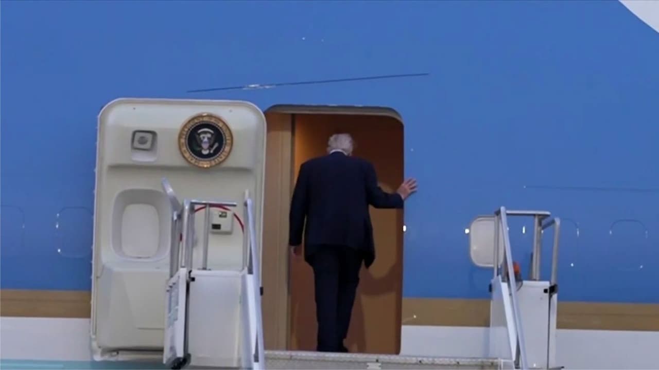 ¿Qué dijo la Casa Blanca sobre el regreso de Trump a bordo de otro avión?