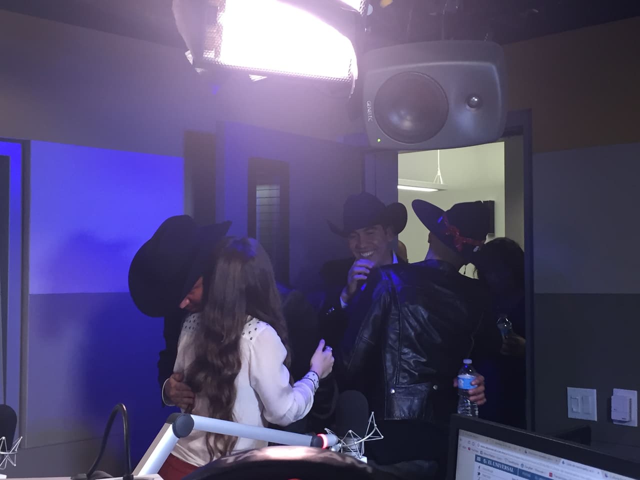 Los hermanos Jesse y Joy pasaron por los estudios de Uforia Nation para platicar con Pancho y Rene. Sin imaginar que Calibre 50 los iba a sorprender.