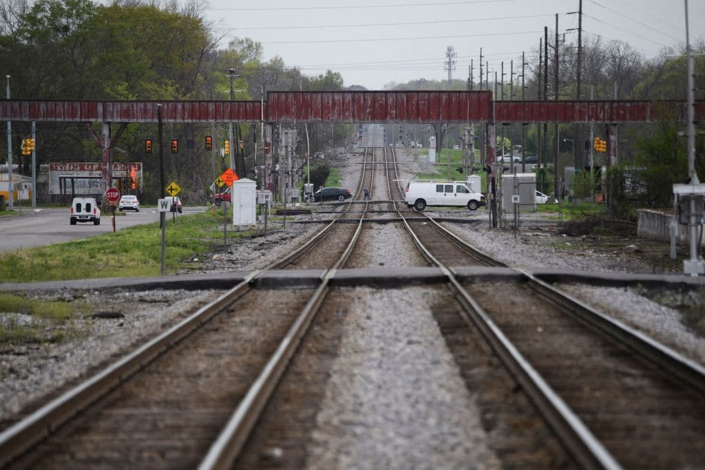 Fueron a las vías del ferrocarril a despedirse de su hermano que murió atropellado y también los mató el tren