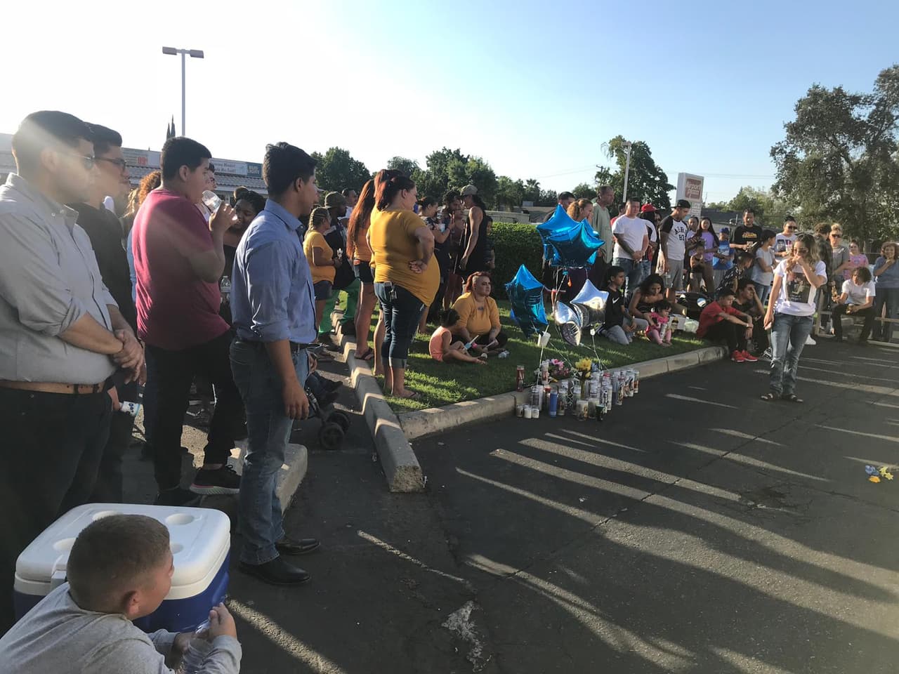 Este domingo, familiares y amigos se reunieron en torno a la memoria de 'Zaya', como le decián al joven apuñalado mortalmente el sábado en la madrugada en las afueras de una gasolinera.