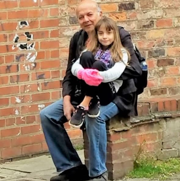 Su abuelo Rafael Spear es quien ha asumido el papel de padre. Él es el administrador de la cuenta de Instagram de 
<b><a href="http://www.univision.com/programas/super-momentos-de-novela/se-cumplen-tres-anos-de-la-tragica-muerte-de-monica-spear-fotos">Maya</a></b>, quien cuenta con más de 140 mil seguidores. Aquí posan felices en Edimburgo.