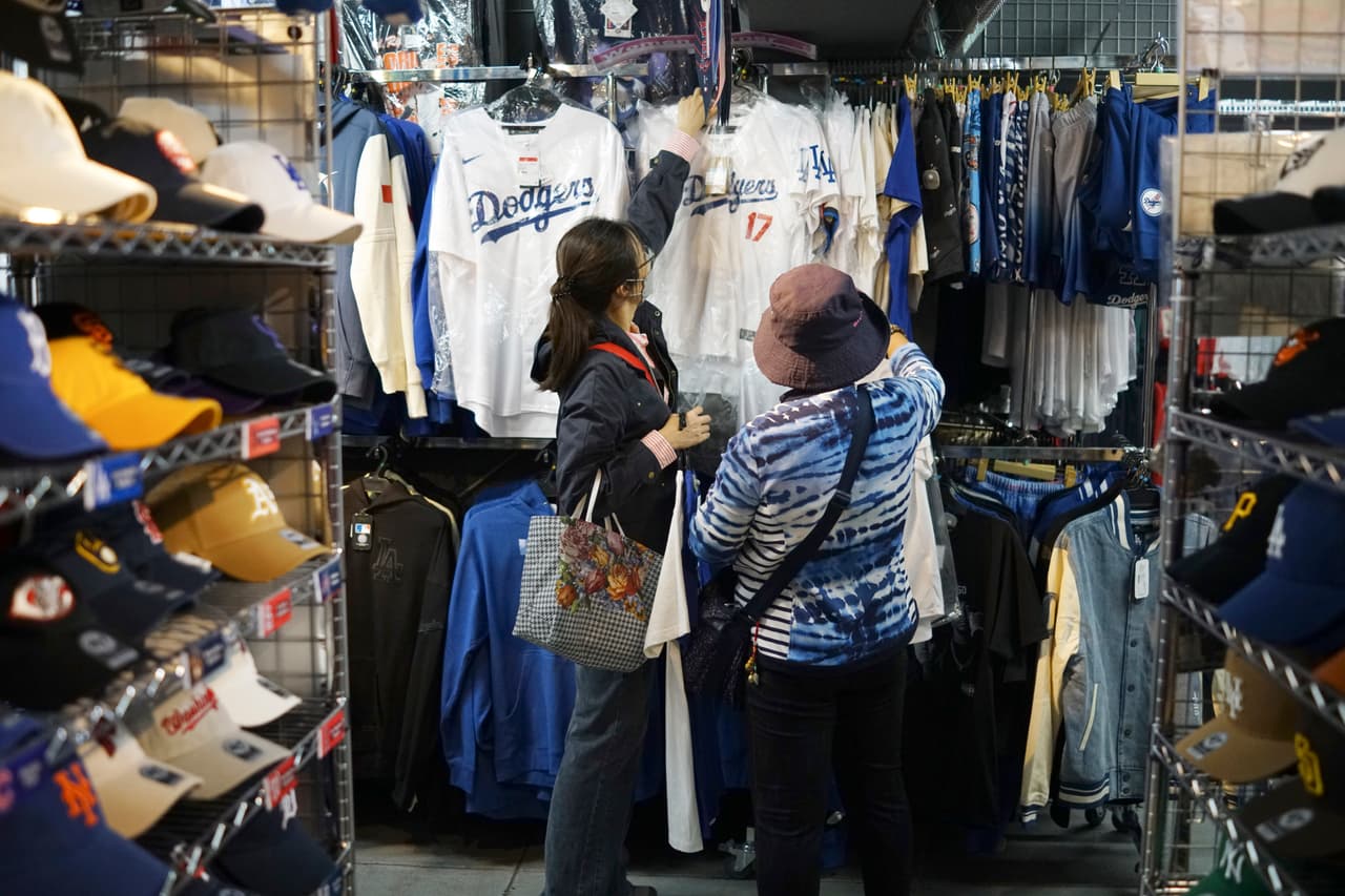 Ser fanático de los Dodgers y de Ohtani en Japón es costoso. Es fácil encontrar gorras de los Dodgers en la tienda que se venden por 16.000 yenes (unos 105 dólares). Una camiseta azul oscuro de los Dodgers costaba unos 100.000 yenes (650 dólares).