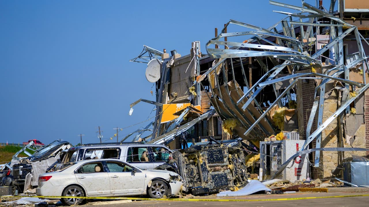 Daños en una parada de camiones la mañana después de un tornado, el domingo 26 de mayo de 2024, en Valley View, Texas.