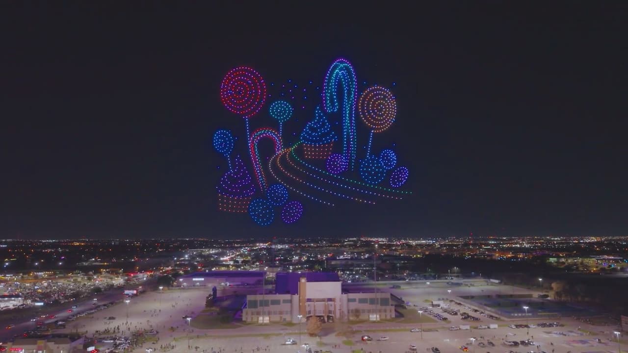 <b>Las entradas gratuitas para el evento se agotaron en tiempo récord</b>, y la audiencia se acomodó en sus autos, 
<b>sintonizando sus radios para sincronizar la música del espectáculo con la coreografía de los drones</b>. Una experiencia que transformó el estacionamiento en un escenario de cine futurista y festivo.